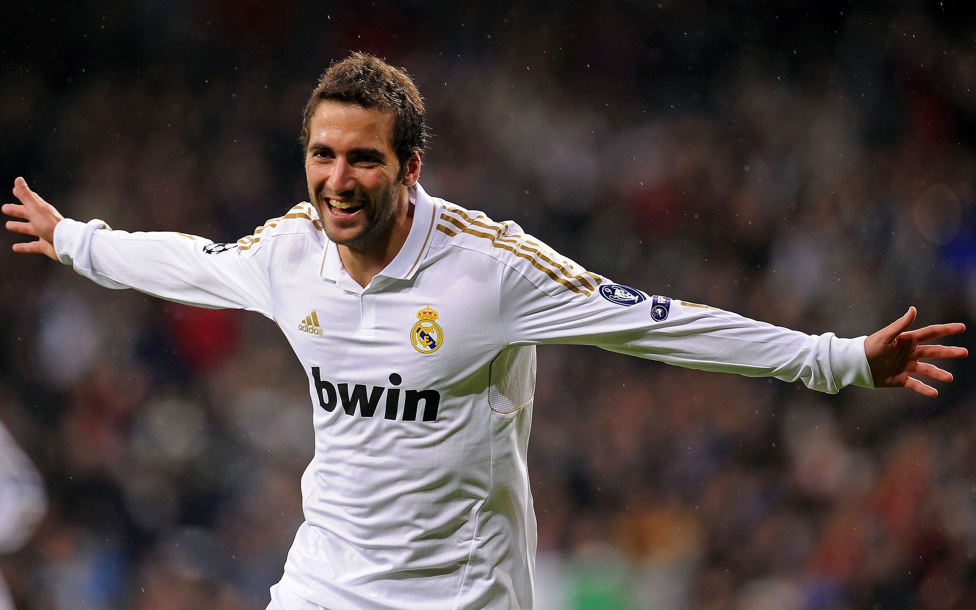 C罗在澳大利亚队比赛中锐不可当，重返赛场引发热议！全场沸腾不已